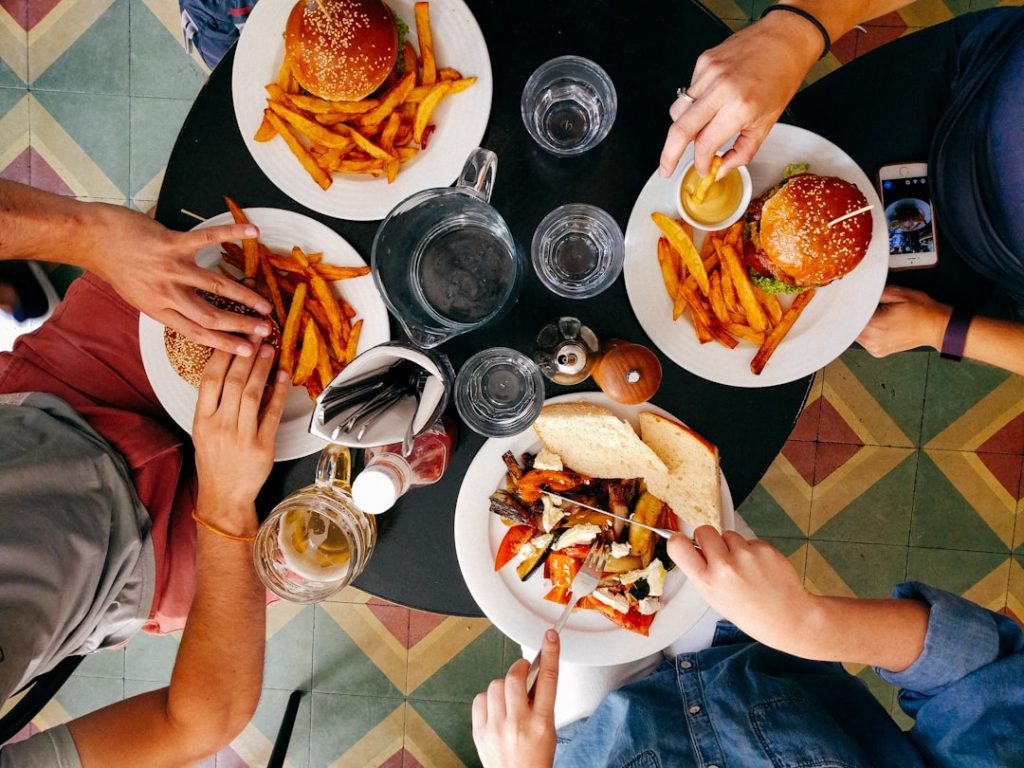 Mastering the First Impression: Your intriguing post title goes here Friends eating lunch in diner